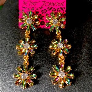 🌼 Lovely long dangle daisy Betsey earrings NEW